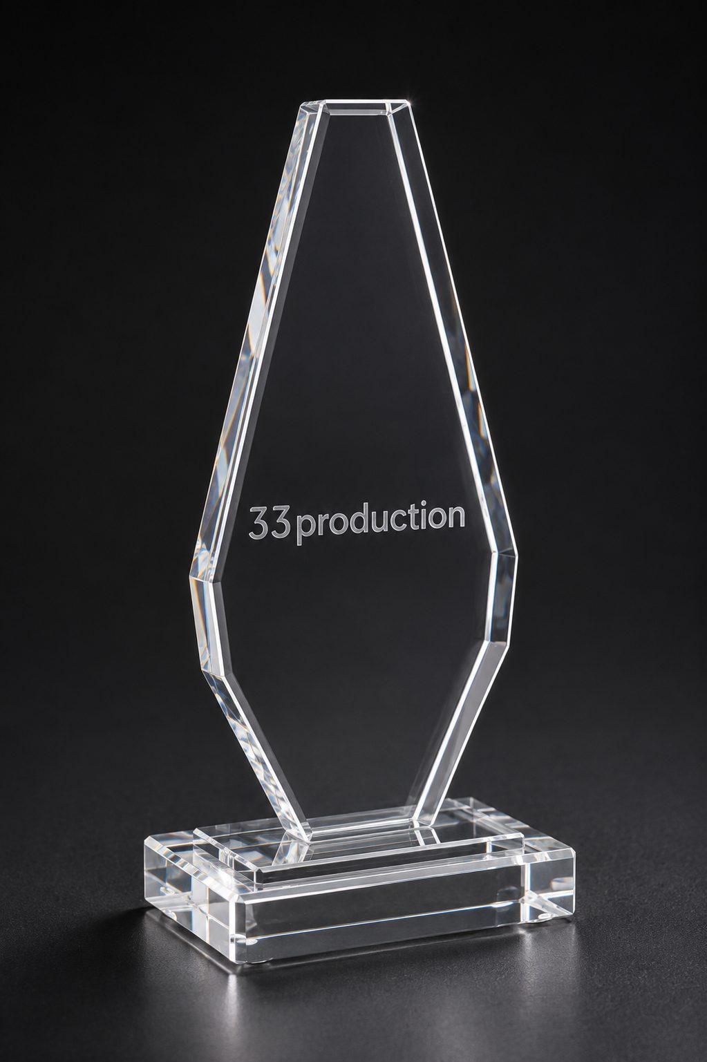 โล่อะคริลิคทรงเพชร รหัส MD-05 วัสดุอะคริลิคใส มีตัวอย่างคำว่า 33production สลักกลางแผ่น