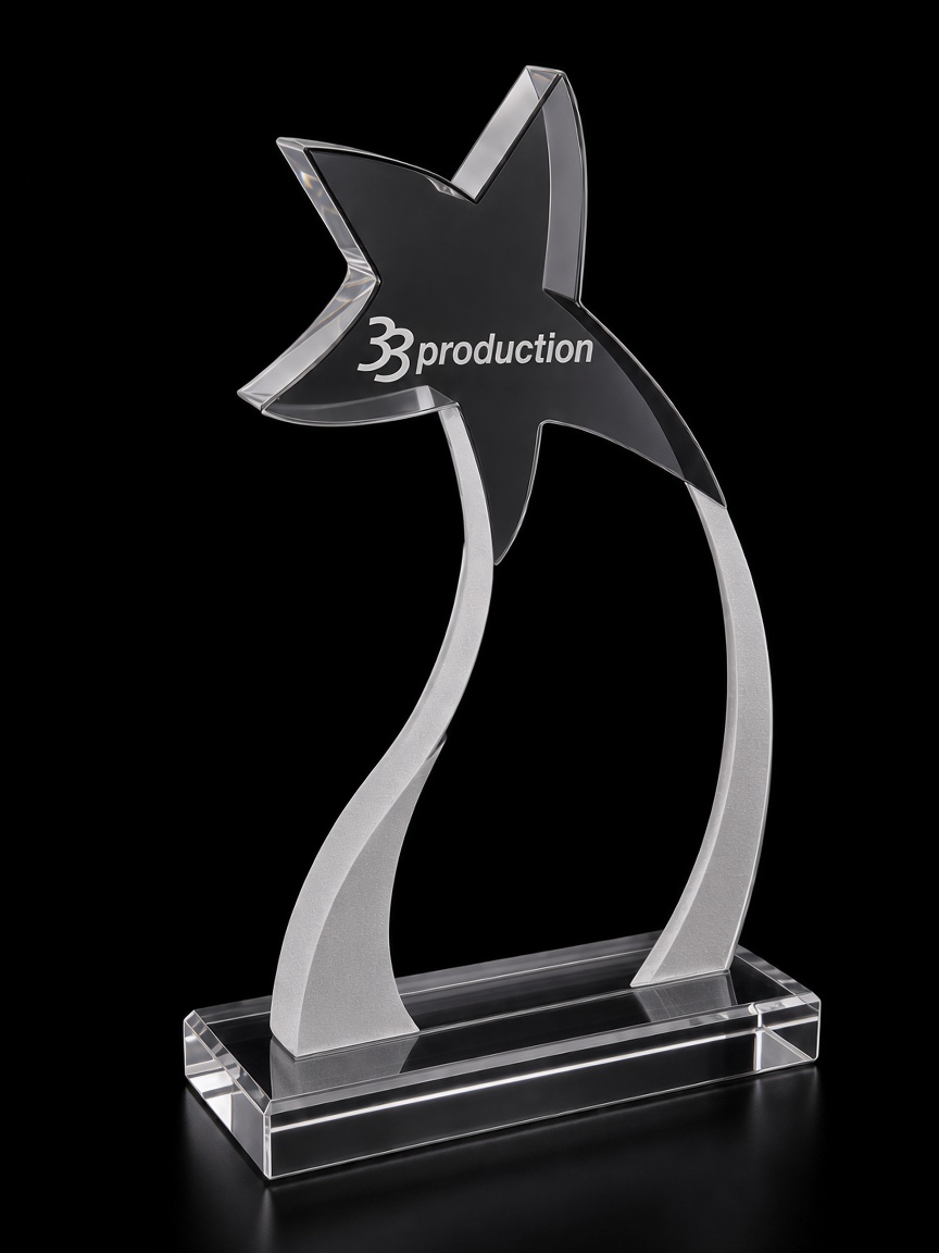 โล่รางวัลอะคริลิค SA005 ดาวหางคู่ เลเซอร์ฝ้า โลโก้ 33production เป็นตัวอย่างตำแหน่งสลัก